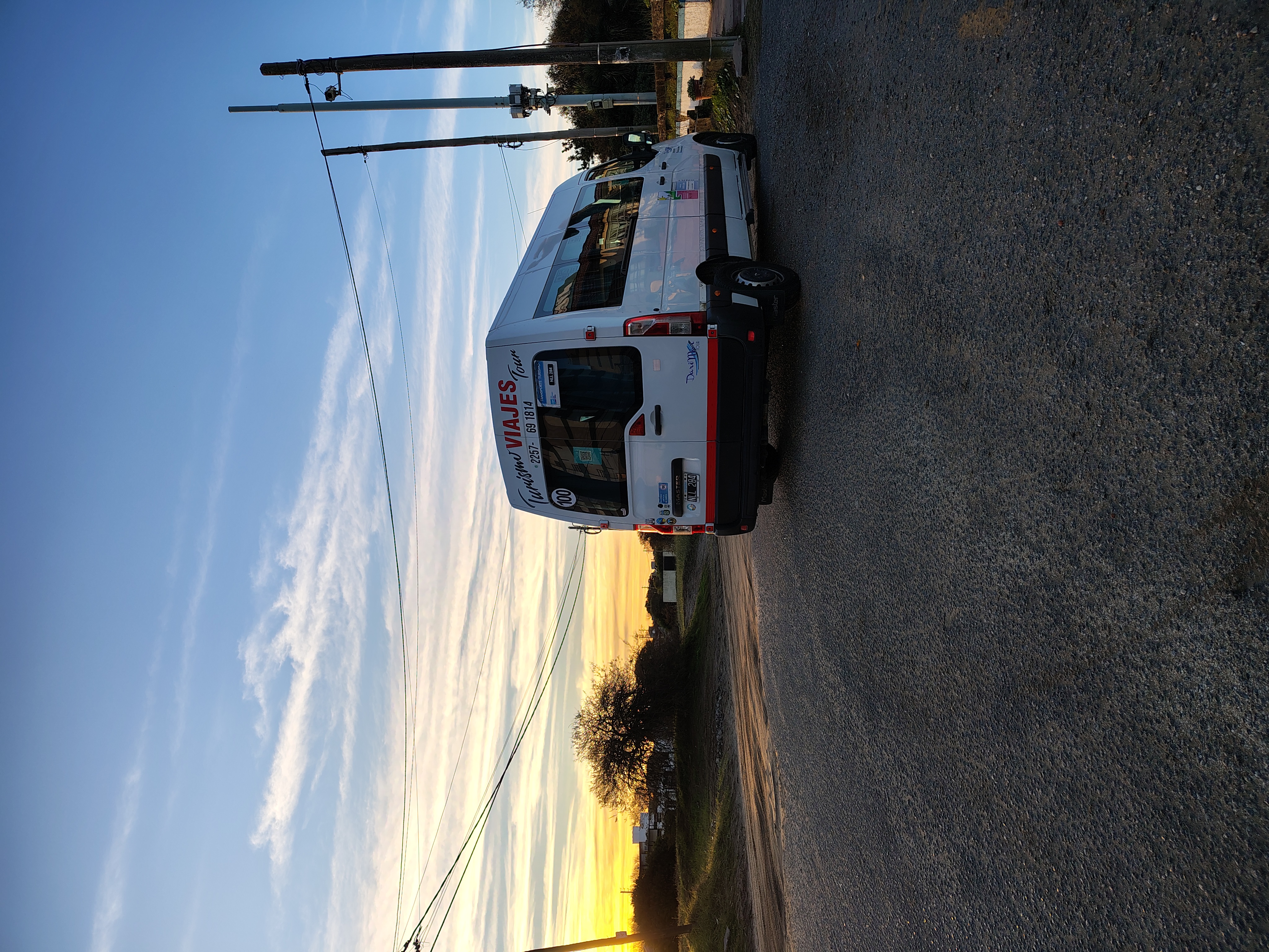 Combi DariMar en ruta al atardecer
