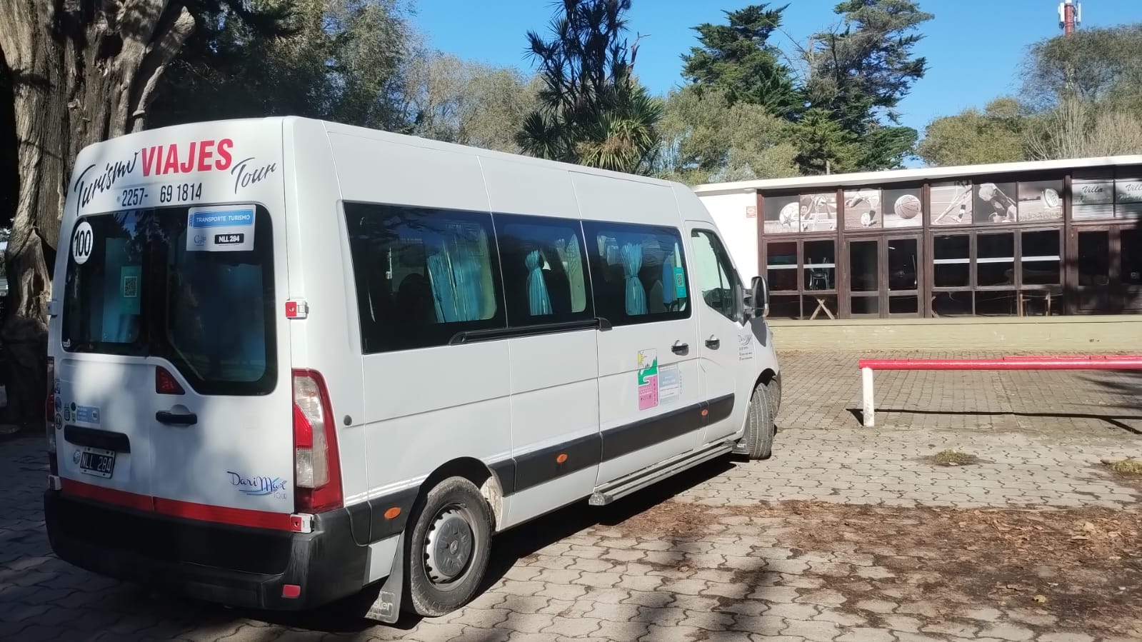 Combi DariMar estacionada de costado